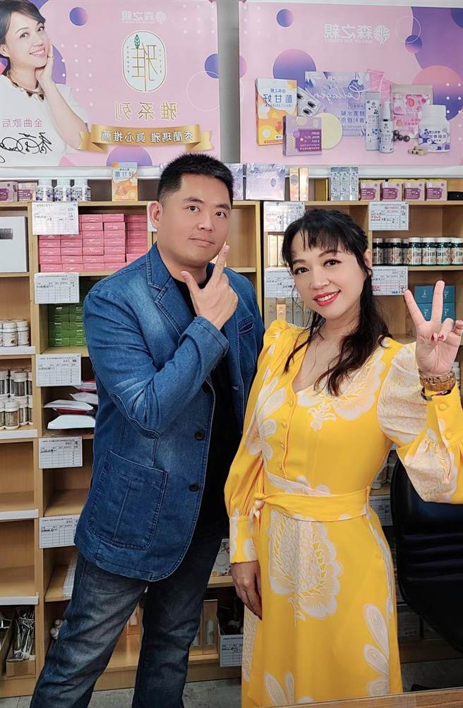 秀兰玛雅（右）日前与厂商老板一起在直播中卖联名商品。（胜骏娱乐提供）