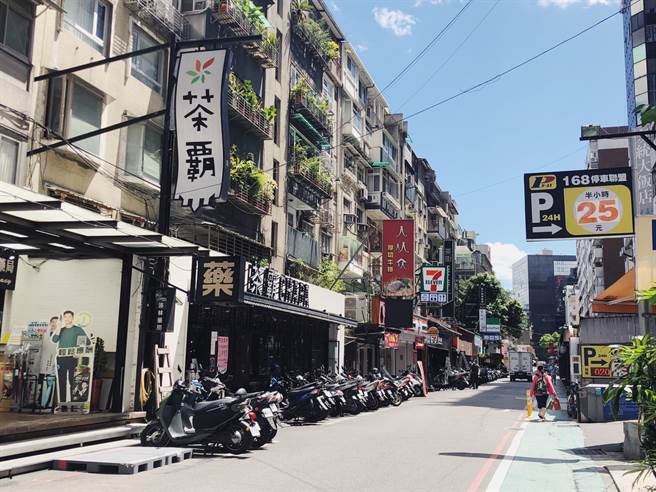 蛋堡过去常和饶舌朋友们约在忠孝东路后巷的茶街聊天写歌，这里藏有许多旧时的创作回忆。（摄影／ Kuroshio）