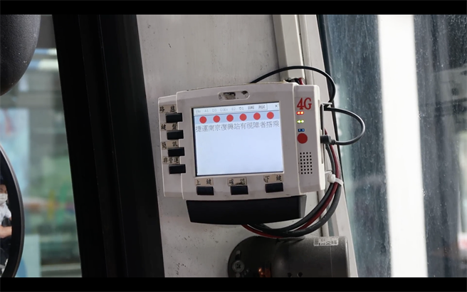 透过「EyeBus」App 车载系统（左图），公车司机能精准掌握视障者发出的乘车需求，并将公车前门精准停靠，方便视障朋友上车。（图／DITL）