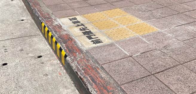 透过「EyeBus」App 车载系统，公车司机能精准掌握视障者发出的乘车需求，并将公车前门精准停靠，方便视障朋友上车。（图／DITL）