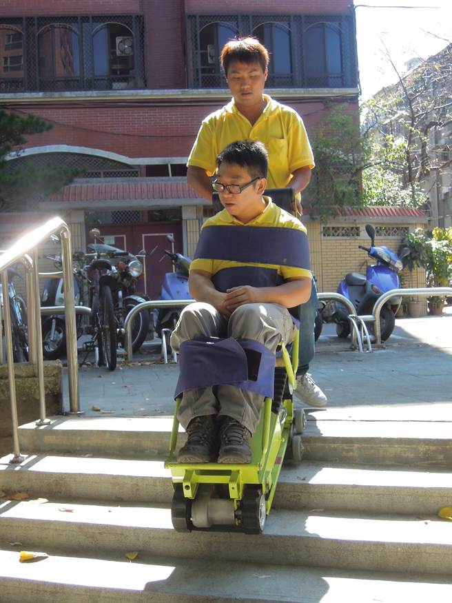 透过爬梯机的辅助，提高行动不便人士的外出意愿，对照护者来说也更加省力。（图／多扶事业）