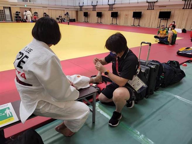 运动防护师苏玟姜为东京帕运选手们提供医疗照护及运动防护。(体育署提供)