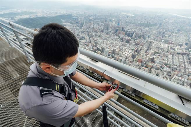 101观景台保全的工作内容包含营业场域和安全梯进出口、设备管控及巡检，确保游客玩得安全又尽兴。（摄影／林冠良）