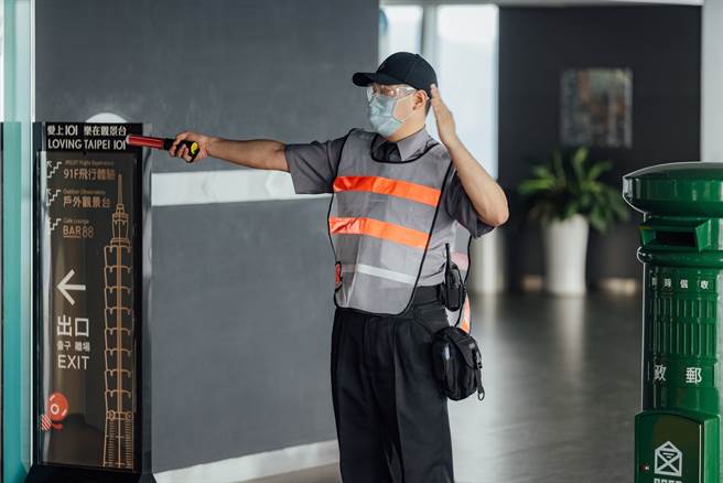 观景台保全平时需定期参与消防安全设备操作及逃生避难演练，才能在灾难或异常状况发生时，即时提供正确引导。（摄影／林冠良）