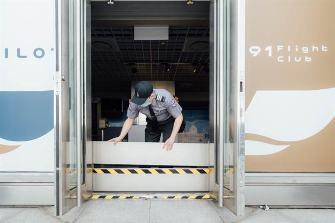 接获颱风警报时，观景台保全要立即进驻现场巡查，固定或移除任何可能会被风吹飞的物品，如预期豪大雨还需要在各出入口增设挡水板防护避免渗水。（摄影／林冠良）