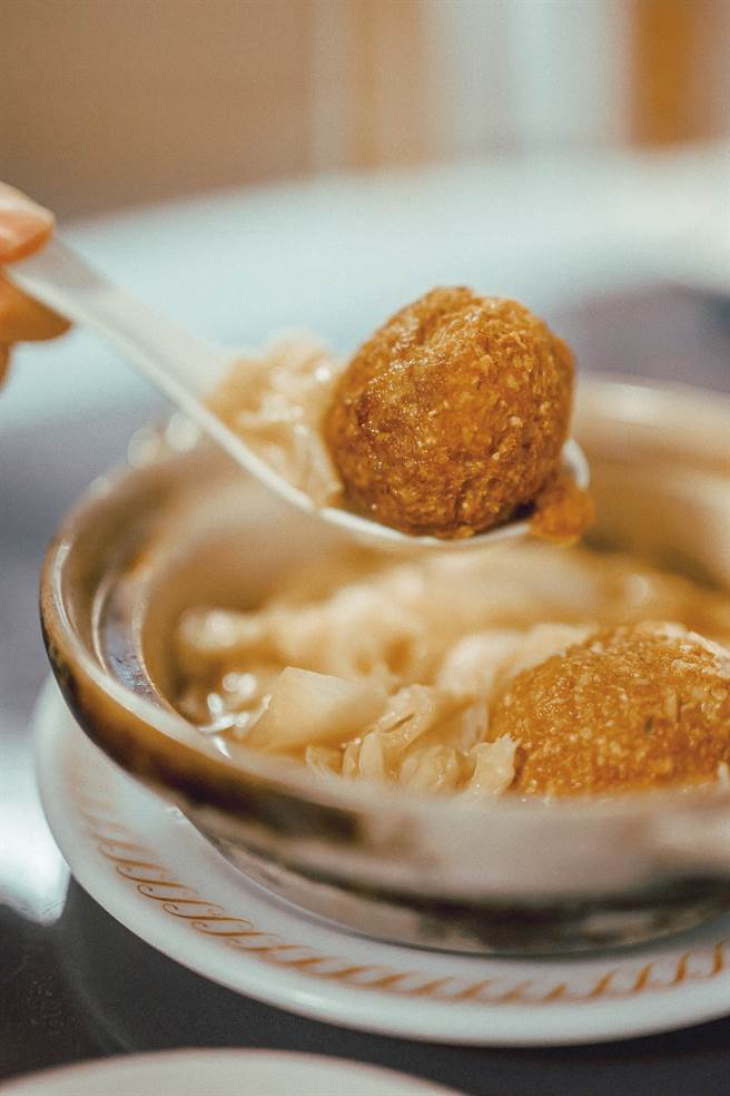 王宣一的《国宴与家宴》描述了自家日常的江浙菜样貌，包括狮子头、烤麸、菜饭等经典菜式，都能在「秀兰小馆」寻到相似之味。