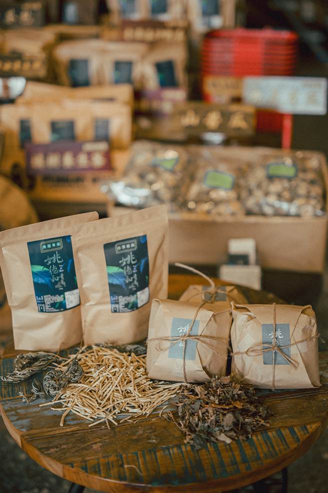 漫画《採集人的野帐》以大稻埕的草药行为故事舞台，对于内容场景有兴趣的读者，不妨前往大稻埕饮用一杯清凉的野草茶，让自己更加沉浸于故事中。（摄影／庄智渊）