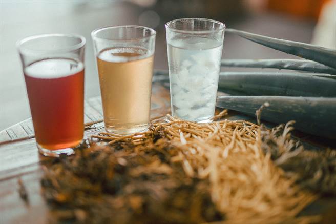 漫画《採集人的野帐》以大稻埕的草药行为故事舞台，对于内容场景有兴趣的读者，不妨前往大稻埕饮用一杯清凉的野草茶，让自己更加沉浸于故事中。（摄影／庄智渊） (2)