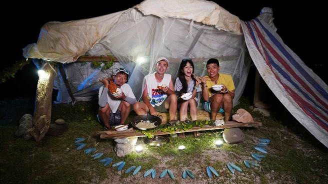 主持人用海漂垃圾搭帐篷。（三立提供）