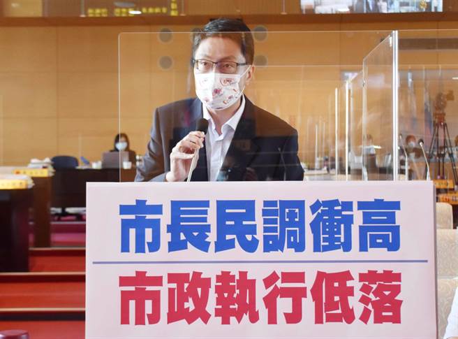 民进党市议员林德宇质询说，市长民调虽衝高，但市政执行却低落，市府不要以民调数字自满，只听好听话无视市政低落表现。(陈世宗摄)