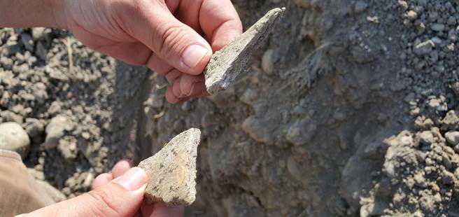 鸟嘴潭人工湖工程挖出致癌物石绵，南投县环保局要求依法处理。（南投县环保局提供／廖志晃南投传真）