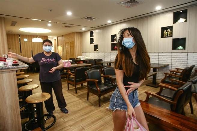 幼儿园群聚基因定序要最快等到8日才会出炉，但指挥官陈时中的一句话，间接透露新北将取消内用的机率大增。图为民眾到店家外带食物。(资料照／邓博仁摄)