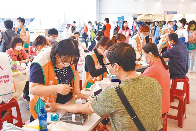 巨城自2018年起推动肝病防治活动，至今照亮逾1800位肝苦人。图／远东巨城提供