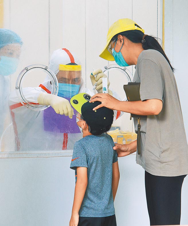 新北板桥某私立幼儿园爆发群聚事件，让卫福部长陈时中6日直言个案会更多，各地筛检站也因长荣机师案出现快筛人潮。（陈怡诚摄）