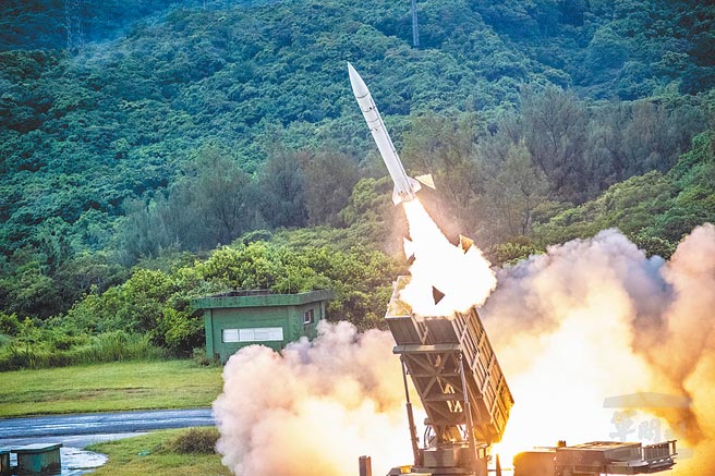 民进党立院党团书记长蔡适应表示，鱼叉飞弹搭配天弓飞弹系统即可达到「高低配」，一位军方退役将领说，蔡适应这个说法会误导大眾。图为天弓一型防空飞弹射击情形。（军闻社）