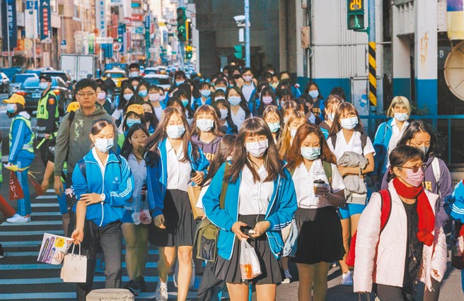 疫情指挥中心昨日拍板，23日起，年满12岁至未满18岁的高中、五专前三年及国中生，约125万名学生可接种辉瑞BNT疫苗。（本报资料照片）