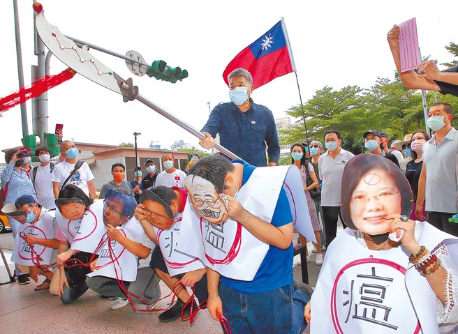 國民黨黨主席參選人張亞中（後中）6日前往民進黨中央黨部門口舉行「送瘟神 保平安」活動，以借關刀送瘟神方式，強調民進黨政府防疫不力、枉送人命，要將他們全部送走。（趙雙傑攝）