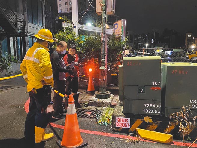 大陸籍騎士來台單車環島，雨天疑觸摸路燈被電死，家屬跨海求償。圖為月前另名女子也在高雄被路燈電擊身亡，高市政府鑑定小組於現場會勘。（翻攝照片／石秀華高雄傳真）