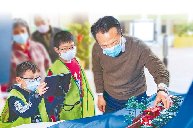 嘉义县长翁章梁（右）的施政目标是从小到老全面照顾县民，透过老幼共学促进世代之间互动。（嘉义县政府提供／吕妍庭嘉义传真）