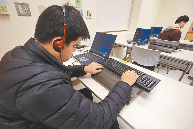 教育部昨天也公布「大专校院身心障碍学生线上学习参考指引」，线上学习期间减少标准化测验，改以檔案评量、学习歷程评量、评量採手语或口语问答，以避免标准化测验之公平性及线上测验之问题。（本报资料照片）