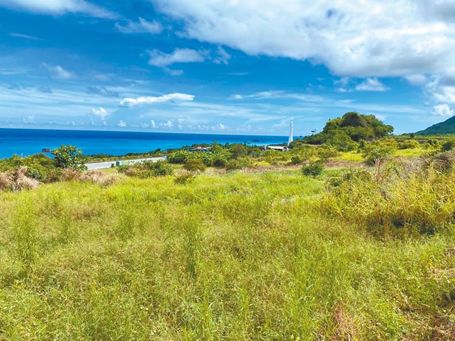 花莲丰滨乡静浦村三富桥部落附近的休耕农地，近日被光电厂商相中，欲开发光电，此举恐对东海岸的景观造成衝击。（民眾提供／罗亦晽花莲传真）