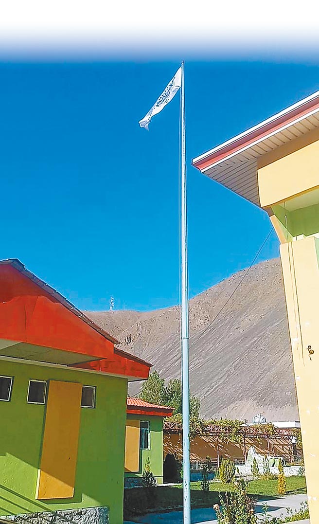 阿富汗塔利班6日宣布拿下反抗軍最後據點潘傑希爾省，在省政府大樓外的旗桿，當天也升起塔利班的旗幟。（摘自塔利班社交網站）