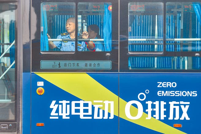 大陆採「试点」方式推行有偿碳排放，再将试点的成功模式推展至全国。图为杭州零排放、零污染的纯电动公交车，已成为城市的亮丽风景线。（新华社）