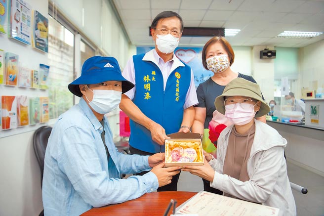 南投县长林明溱伉俪6日到南投户政事务所为新人证婚。（南投县政府提供／廖志晃南投传真）