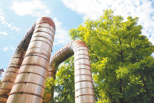 中鋼6日宣布推動「鋼化聯產」跨產業合作模式，祭出減碳三部曲，預估年減碳量290萬噸，並可望為石化業每年帶來800億元產值。（中鋼提供／柯宗緯高雄傳真）