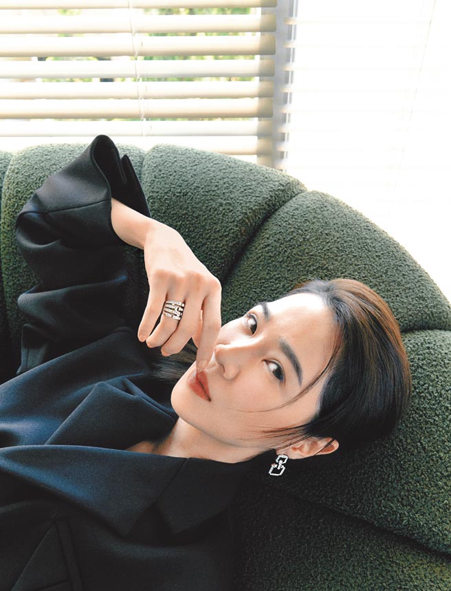 謝盈萱接受雜誌專訪，坦言影后這頭銜帶給她莫大壓力。（《Bella》雜誌提供）