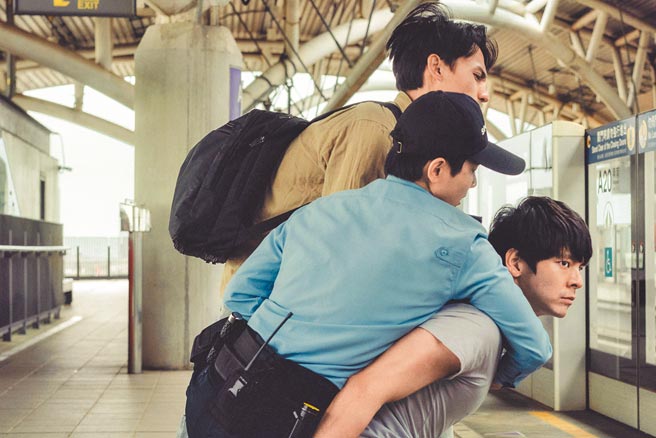 林柏宏（右）在电影中陷多角恋情，被封「恐怖男友」。（电影《青春弒恋》提供）