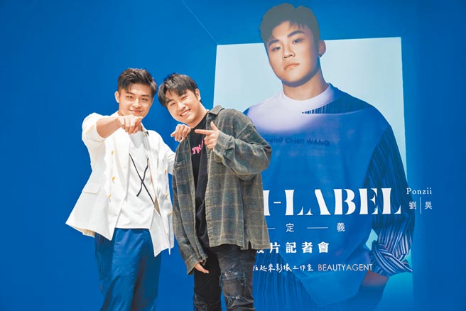 鹿希派（右）昨现身刘昊发片记者会力挺。（捌拾贰拾娱乐提供）