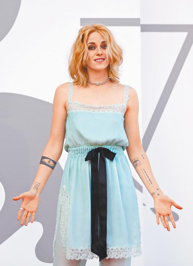 克莉丝汀史都华为主演电影《黛妃》走威尼斯影展红毯。（路透）