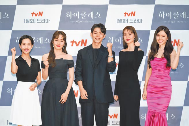 曹如晶（左起）、金志秀、河俊、朴世珍、孔贤珠昨出席《High Class上流谎言》记者会。（friDay影音提供）