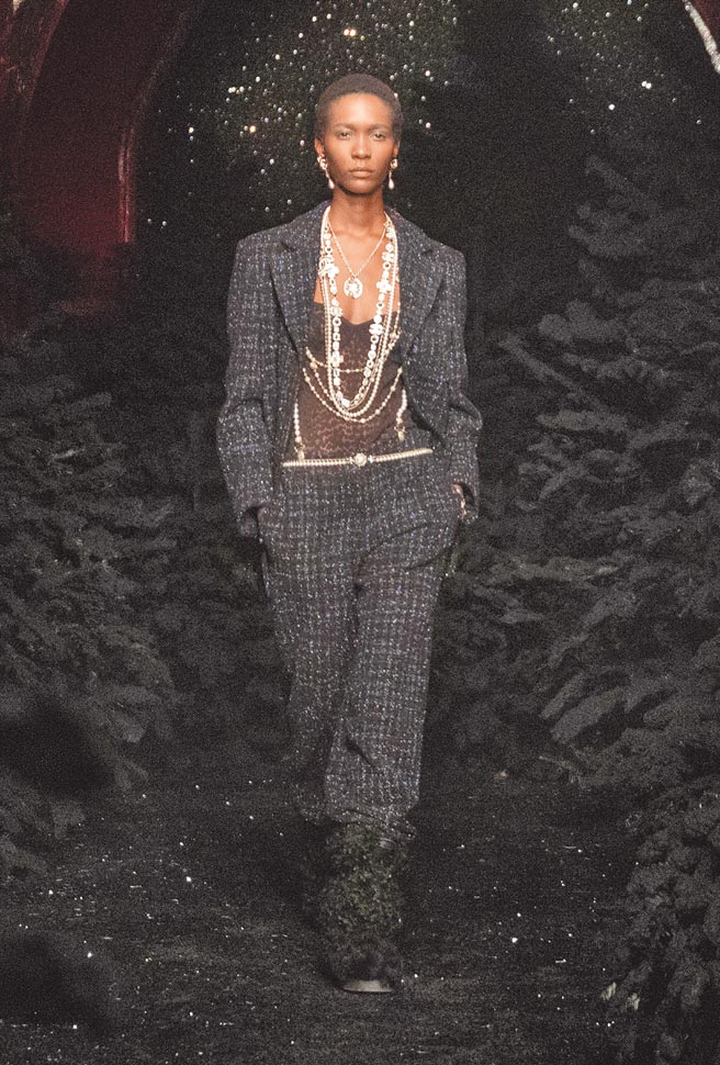 以不同大小的珍珠搭配出層次豐富的視覺感，珍珠吊帶也是本季CHANEL的亮點配件之一。（CHANEL提供）