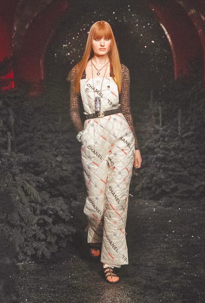 饒富滑雪元素的Jumpsuit，CHANEL為其帶來另一種運動奢華感。（CHANEL提供）