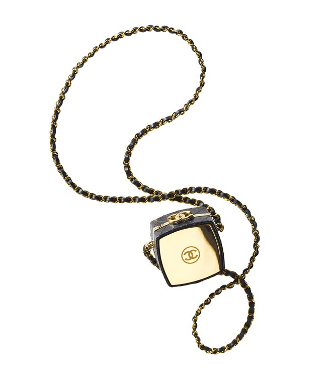 CHANEL黑色皮革鏡面粉餅盒造型皮穿鍊晚宴小包，8萬5000元。（CHANEL提供）