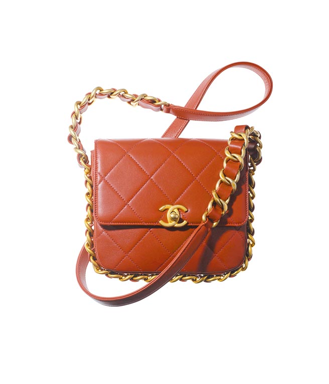 CHANEL咖啡紅皮革菱格紋皮穿鍊肩背包，14萬8800元。（CHANEL提供）