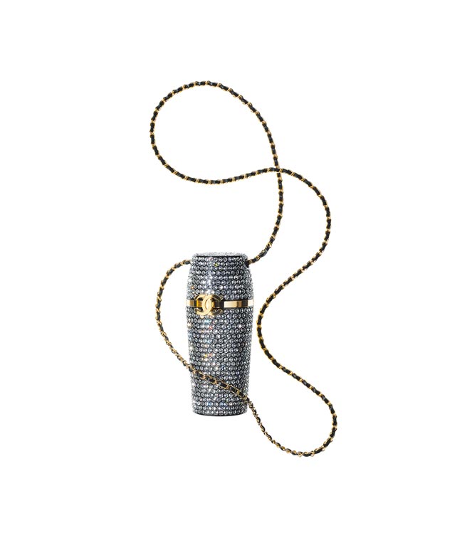 CHANEL水晶鑲飾皮革金屬雙C LOGO皮穿鍊口紅盒項鍊，10萬1000元。（CHANEL提供）