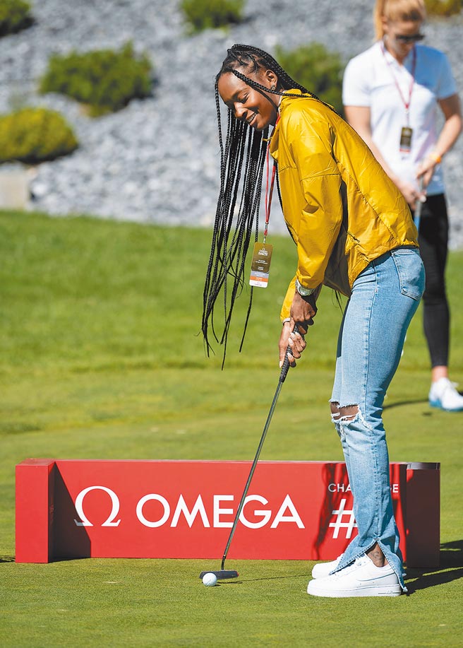 奥运金牌得主女飞人Dalilah Muhammad体验挥杆乐趣，开发另一个运动专才。（OMEGA提供）