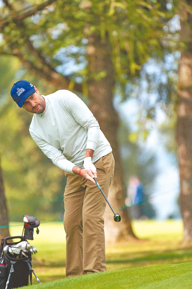 欧米茄名人赛眾星云集，好莱坞男星路克威尔森挥杆英姿。（OMEGA提供）