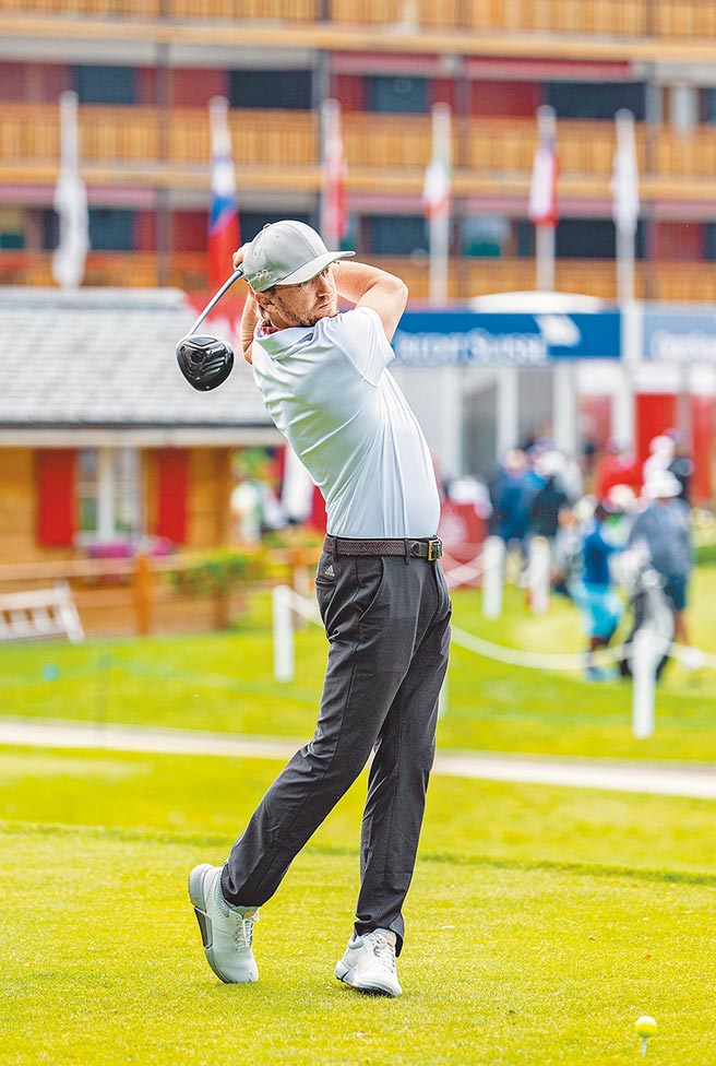 在《哈利波特》饰演马份一角的汤姆费顿受邀出席欧米茄名人赛，挥杆架势十足。（OMEGA提供）