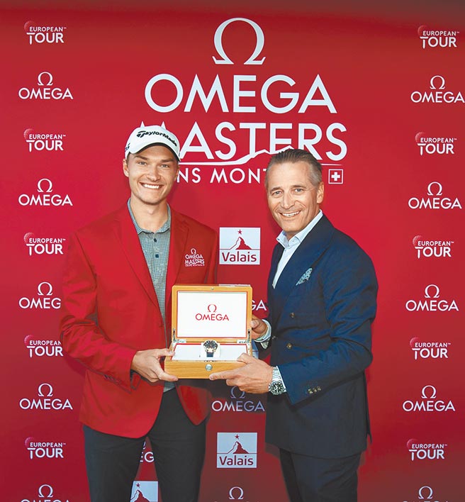 欧米茄执行长Raynald Aeschlimann（右）颁赠名表给高尔夫名人赛的冠军得主Rasmus Hojgaard。（OMEGA提供）