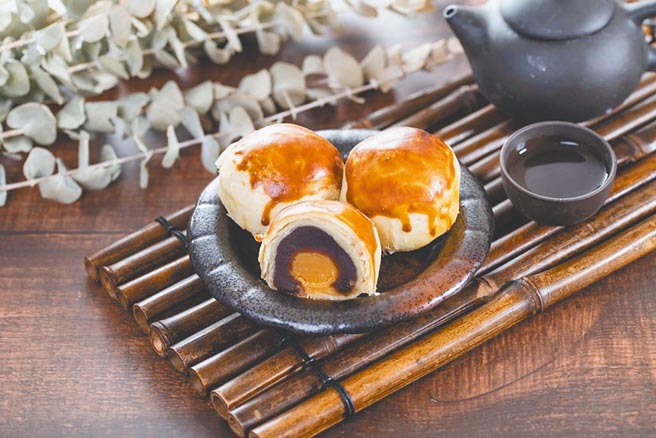 莱尔富人气趸泰蛋黄酥12入，499元。（莱尔富提供）