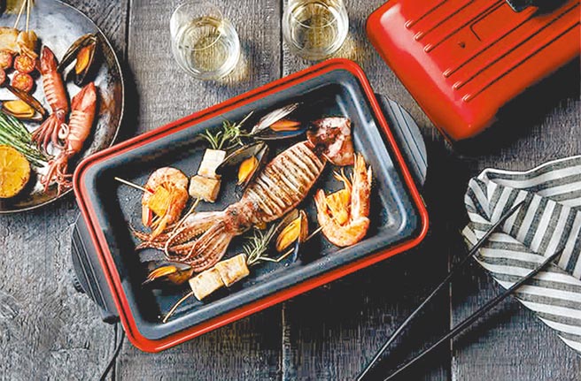 recolte Home BBQ电烤盘，外观铸铁式风格，附烧烤盘与平煎盘，本体水洗式设计轻松好清洗，适用多种料理方式，原价4990元，特价3280元。（台隆手创馆提供）