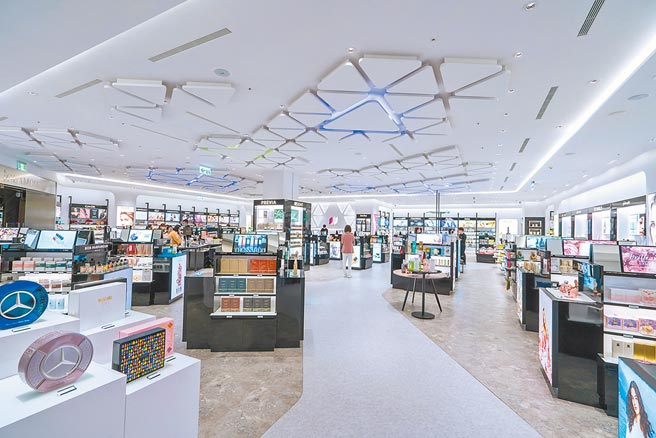 义大世界购物广场全新的「iGLAMOUR爱．迷人」，全店共126坪、採犹如国外美妆通路般，集合了5大专区，从保养到彩妆、香水、髮品以及美妆小物等商品。（义大世界购物广场提供）