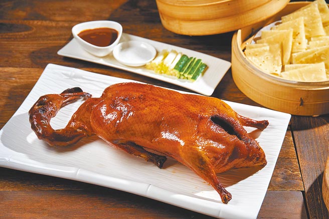 世貿國際會館獻上人氣招牌明爐櫻桃鴨。（天成飯店集團提供）