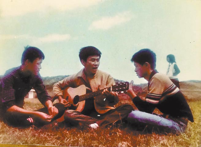 Bamboo三少年，左邊是Bass、右邊是Solo Guitar，陳輝龍（中）穿著模仿Bob Dylan唱片做的外套。（陳輝龍提供）