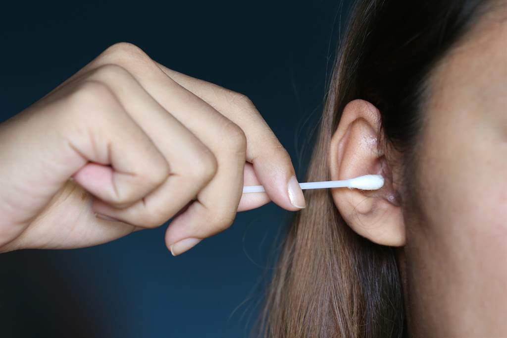 許多人都會用棉花棒清耳朵，但醫生卻指出這個行為很可能導致耳膜受損。(示意圖/達志影像)