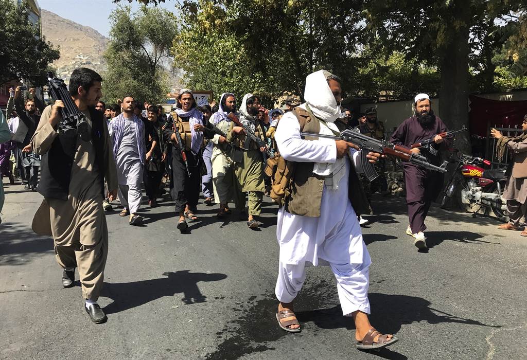 塔利班士兵持枪走向在巴基斯坦驻喀布尔使馆前示威的阿富汗人。（美联社）(photo:ChinaTimes)